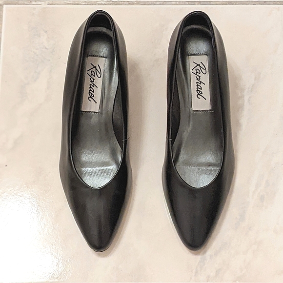 Closed Toe Kitten Heels, Black (size 6.5) - Picture 3 of 5